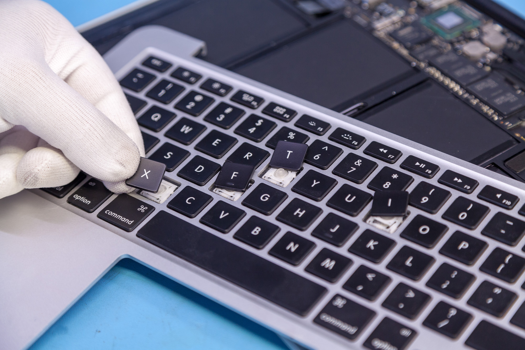 замена клавиатуры в macbook air Киев цена