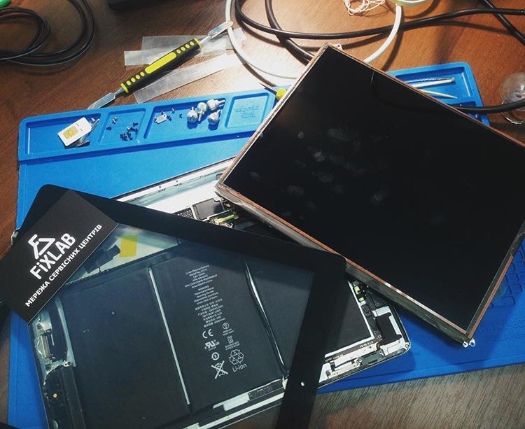  Замен батареи в Apple iPad 2